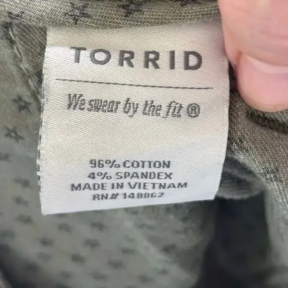 Torrid Olive Green Military Cargo Cuffed Shorts Size 24 - Picture 3 of 6